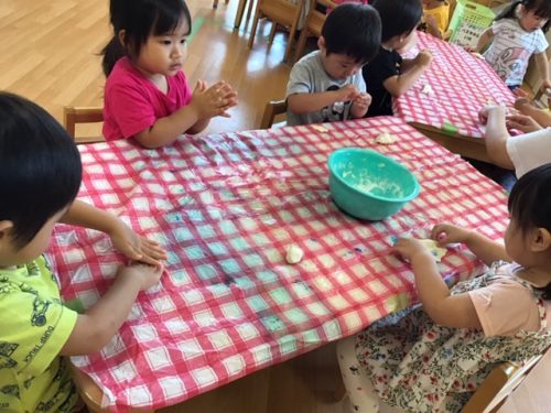 あおば組 小麦粉粘土遊び アスク山田かぎとり保育園