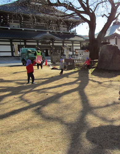 うさぎ３くみ 芝生で遊びました 港区桂坂保育室 株式会社日本保育サービス