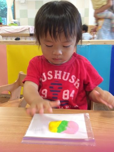 7月21日 ぺんぎん組 1歳児 魔法の絵の具遊び 彡 アスクくげぬま北保育園