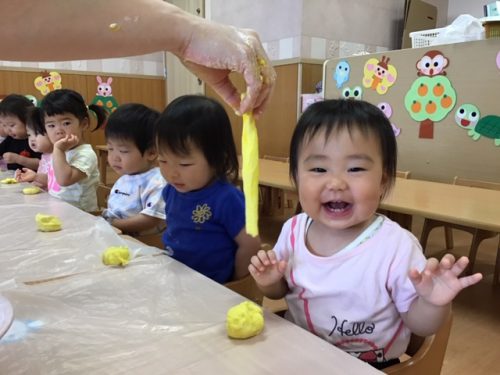 ひまわり組 小麦粉粘土遊び アスク久宝寺駅前保育園