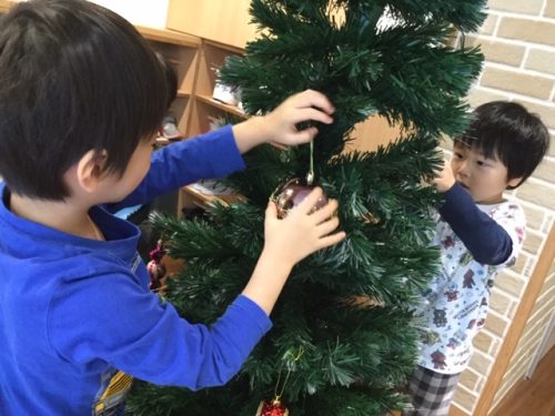 クリスマスツリーの飾り付けをしました アスク緑保育園 株式会社日本保育サービス