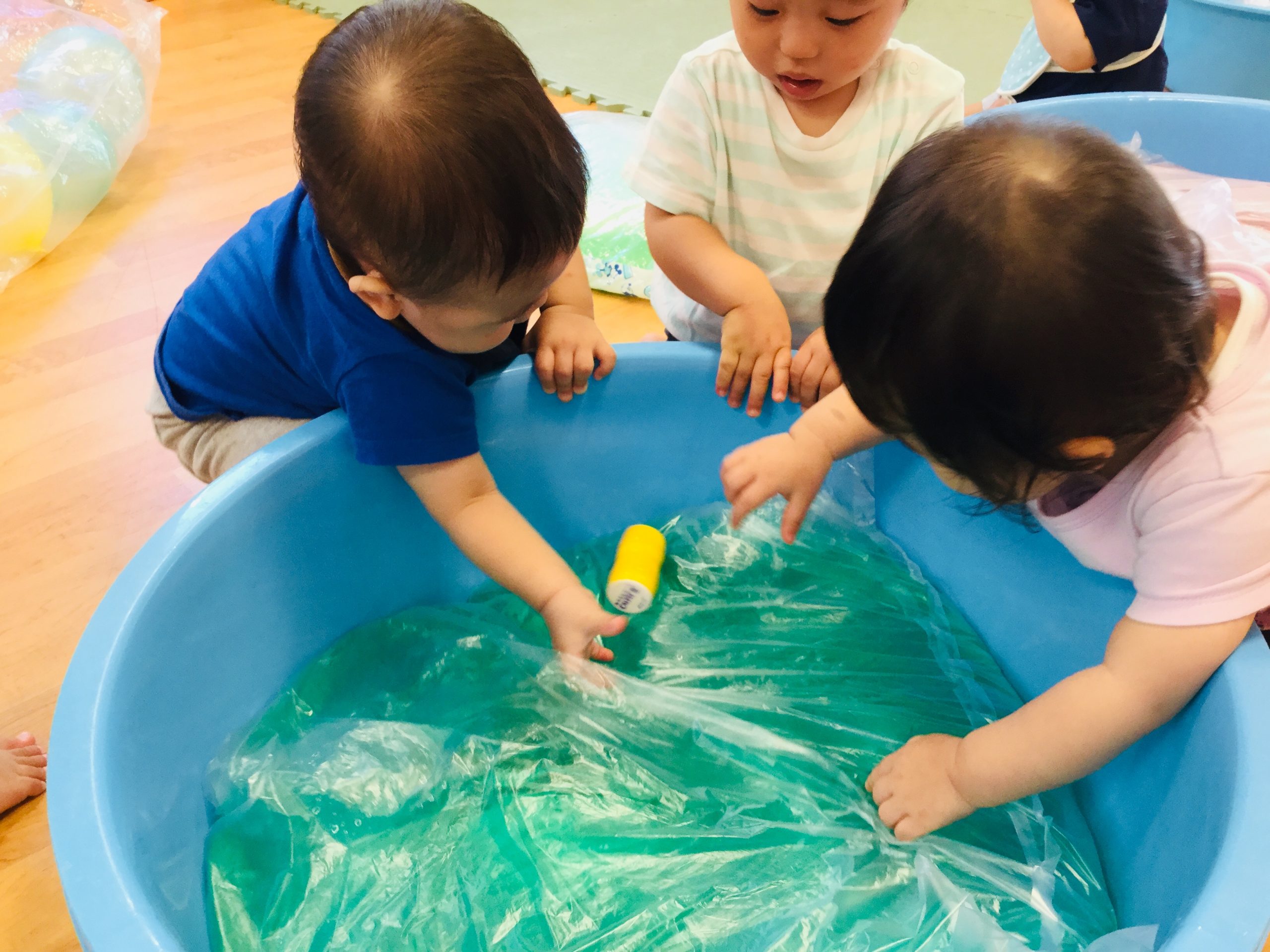 室内水遊び にじ組 アスクみのわ保育園